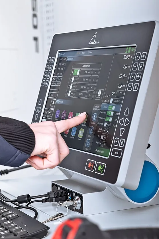 Obsluha ovláda laser cez dotykový displej riadiaceho systému WINLaser 5
